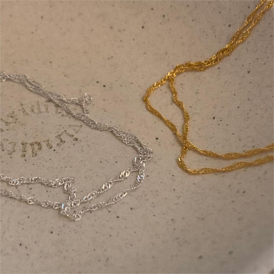 Collana in argento sterling 925 a forma di cuore minimalista con estetica intrecciata e delicata tonalità fredda