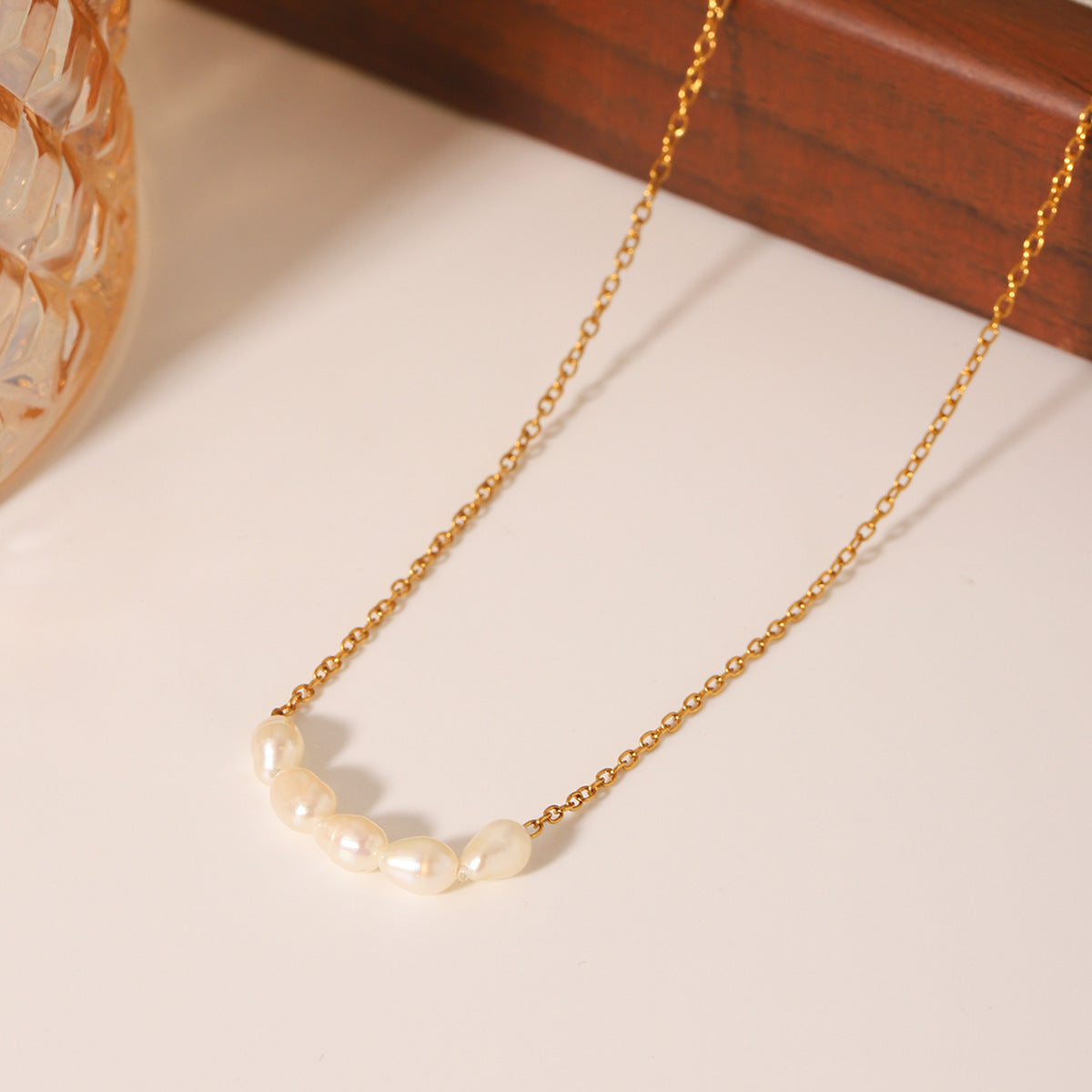 Collana con ciondolo minimalista geometrico con perle d'acqua dolce in acciaio inossidabile placcato oro 18 carati da donna