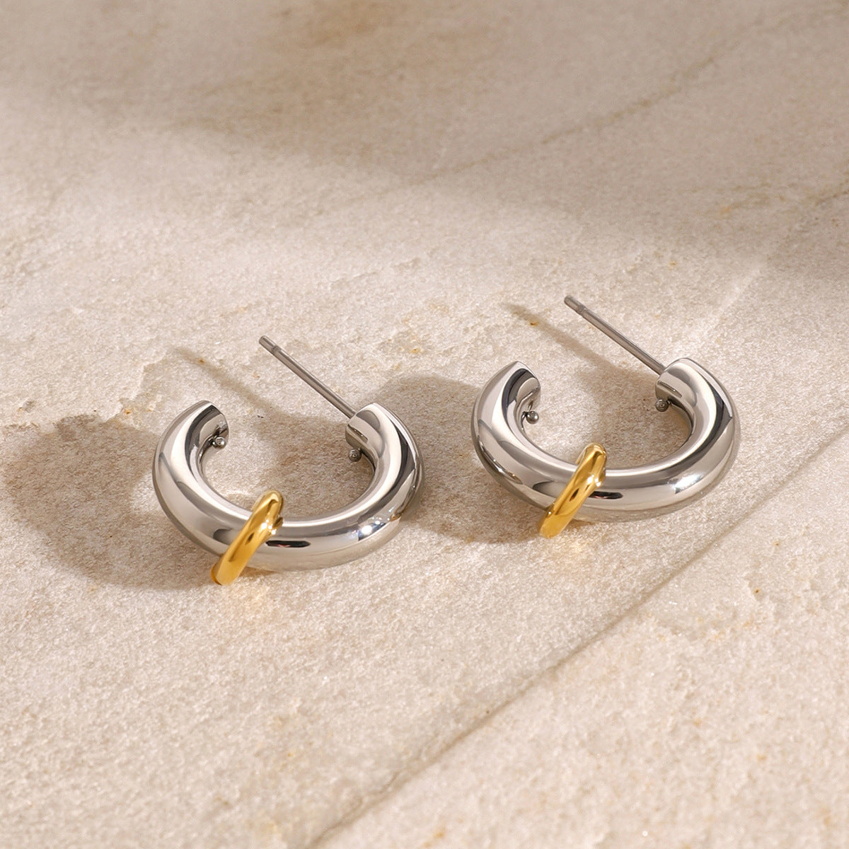 Pendientes Minimalistas de Acero Inoxidable con Letra C y Baño de Oro de 18K para Mujer