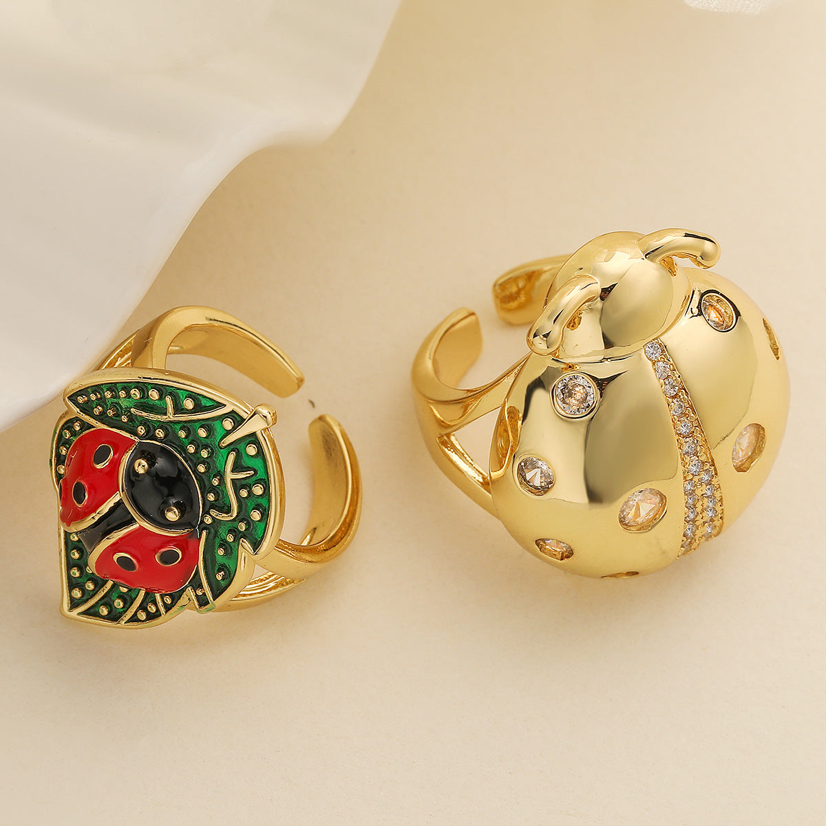 Anello geometrico minimalista in rame placcato oro 18K con zirconi micro-incastonati per donna