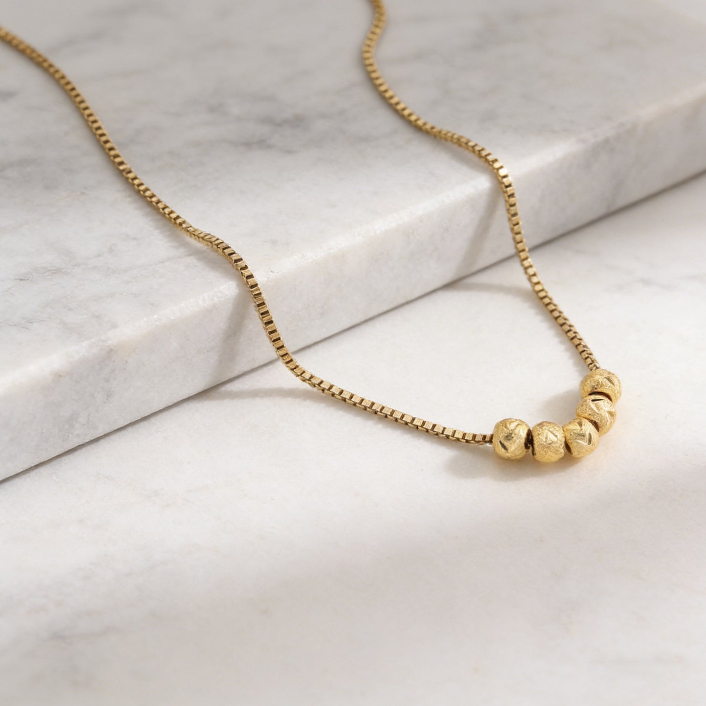 Collana da donna con catena a maglie, in acciaio inossidabile placcato, design geometrico di lusso e perline portafortuna