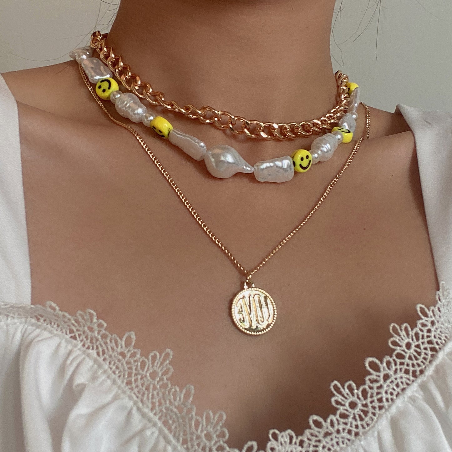 Affascinante Collana Multistrato in Stile Rustico con Faccina Sorridente e Ciondolo a Lettera d'Amore in Lega con Finitura Galvanica