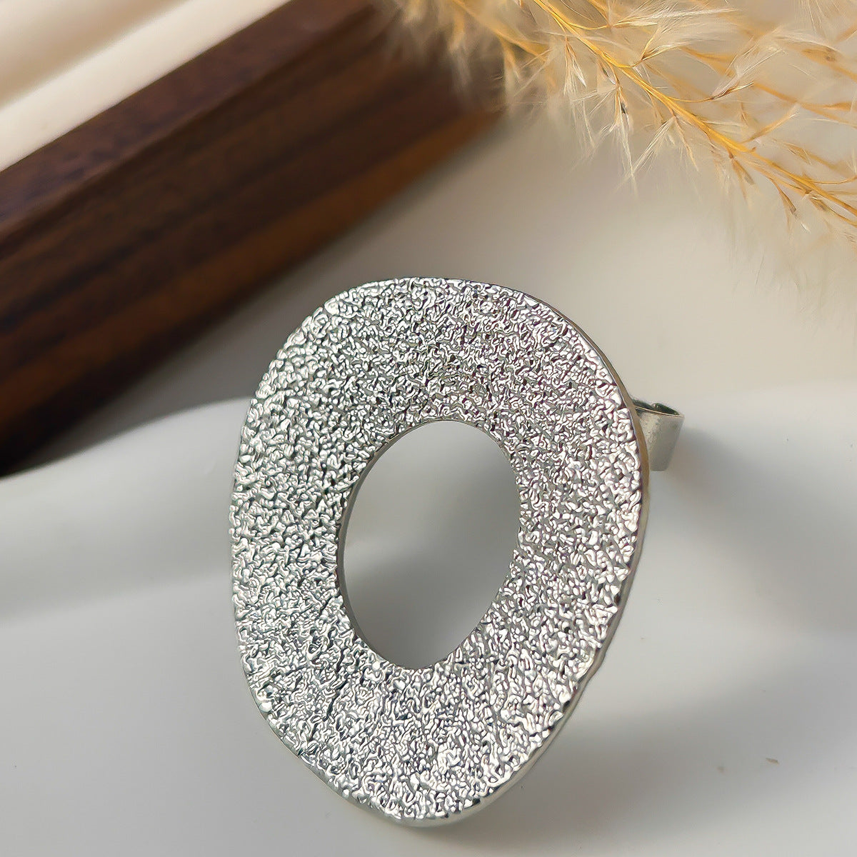 Anello aperto geometrico irregolare da donna con intarsio in perle imitate e finitura placcata