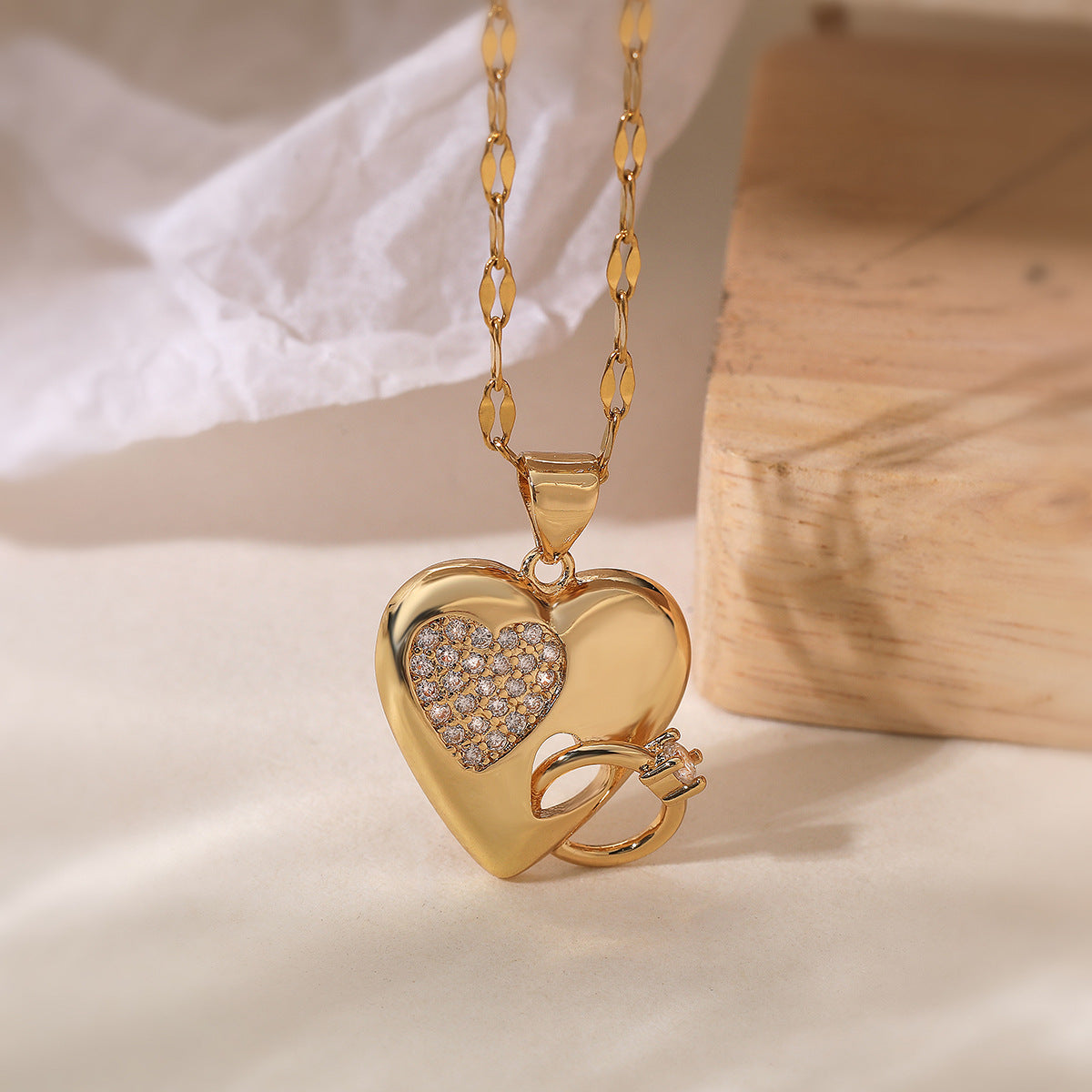 Collana con ciondolo a cuore minimalista in rame placcato oro 18 carati e intarsio in zirconi da donna