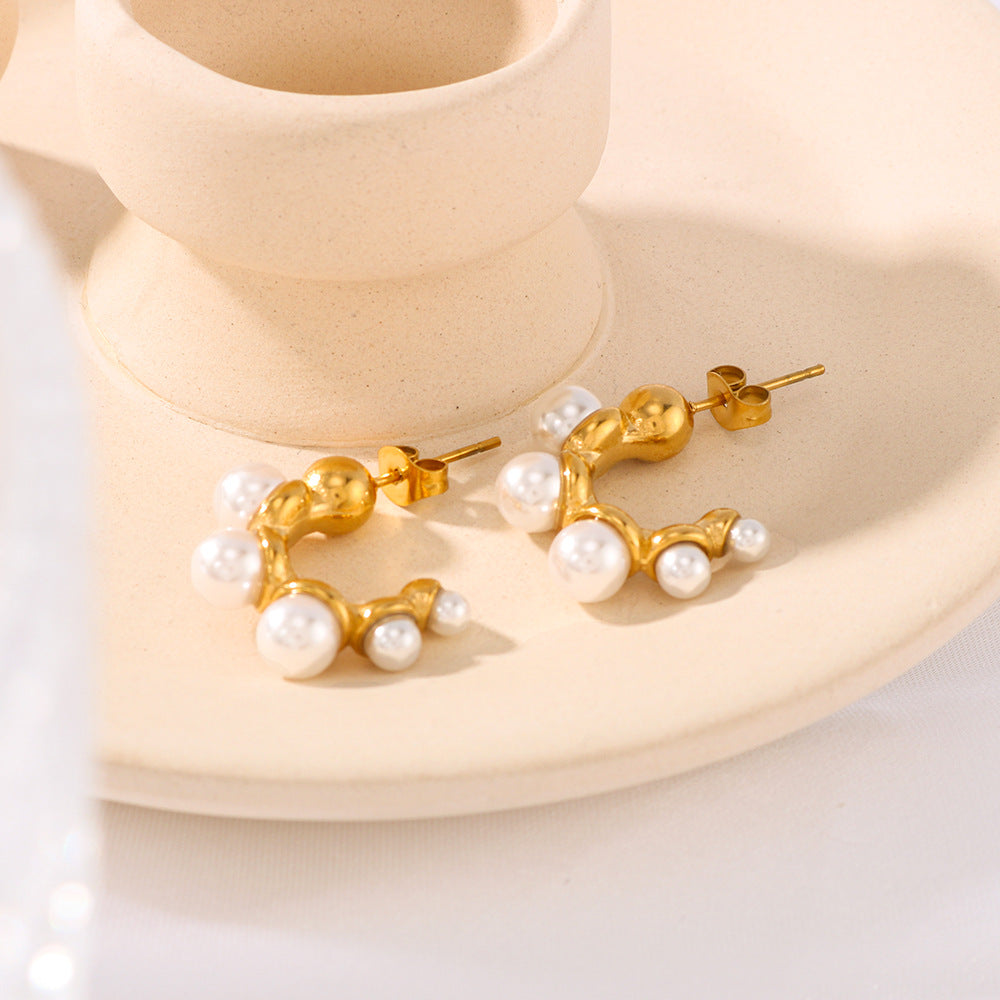 Orecchini a perno minimalisti a forma di C in acciaio inossidabile con intarsio di perle e placcatura sottovuoto in oro 18K da donna