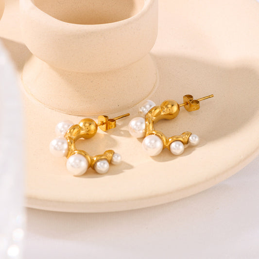Orecchini a perno minimalisti a forma di C in acciaio inossidabile con intarsio di perle e placcatura sottovuoto in oro 18K da donna