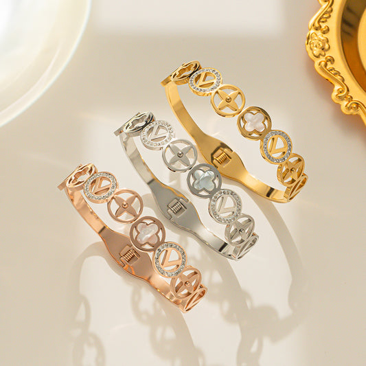 Bracciale alla moda con trifoglio a V in acciaio al titanio per donna con finitura placcata Braccialetto aperto regolabile minimalista