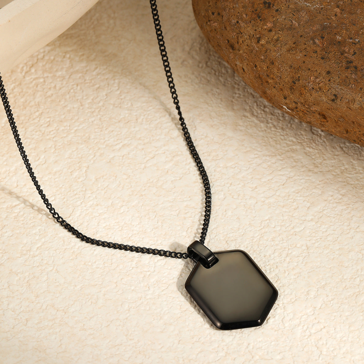 Elegante collar con colgante de acero inoxidable geométrico chapado en oro de 18 quilates para mujer