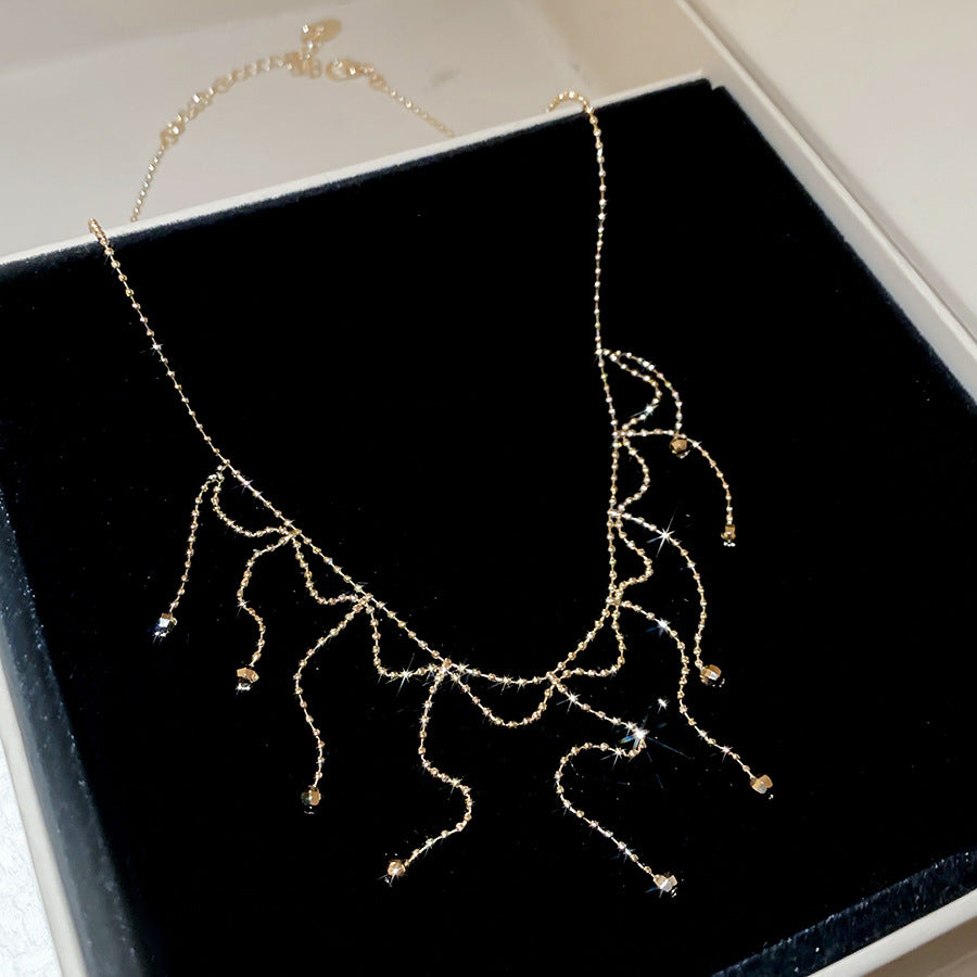Collana Minimalista Geometrica con Ciondolo a Nappa da Donna con Catena in Metallo Galvanizzato e Design a Lunghezza Clavicola