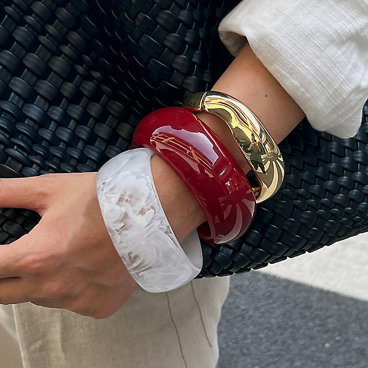 Pulsera Ancha Acrílica Irregular Geométrica para Mujer con Cierre de Resorte y Acabado Bañado