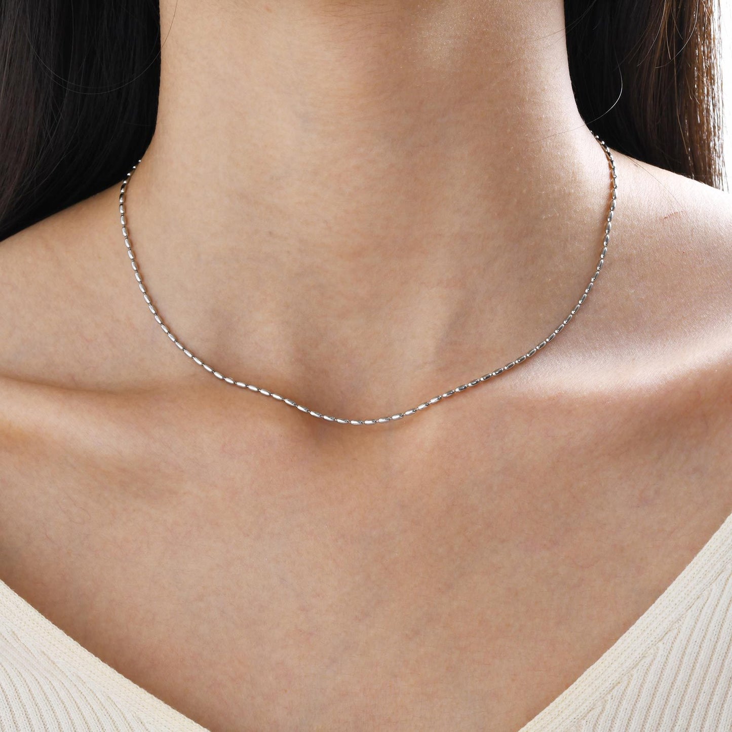 Elegante collana con ciondolo ovale a covone di grano in acciaio al titanio con placcatura in oro 18K per donna