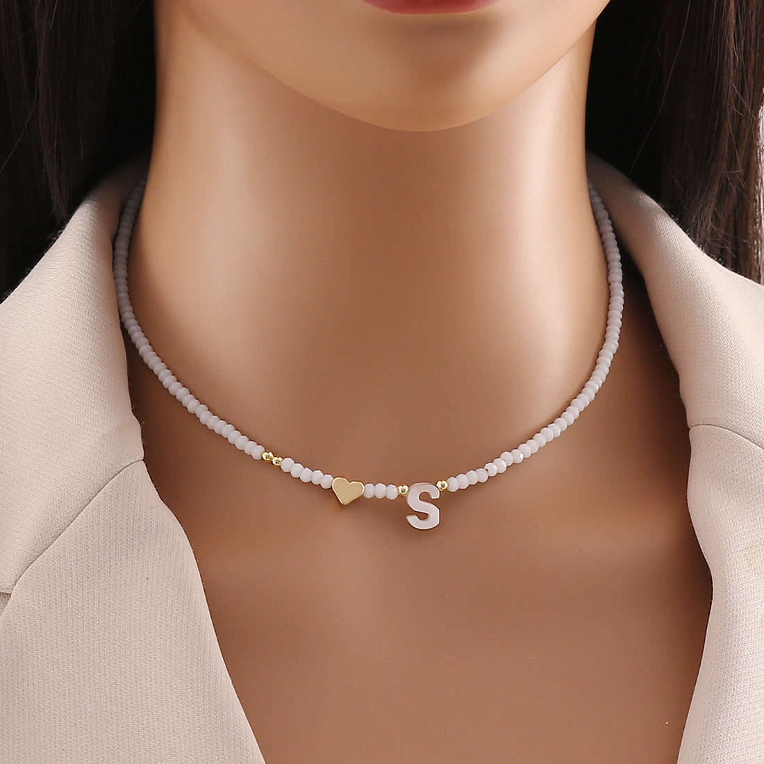 Collana con ciondolo a lettera dal design originale con ciondolo a conchiglia e perline di cristallo da donna