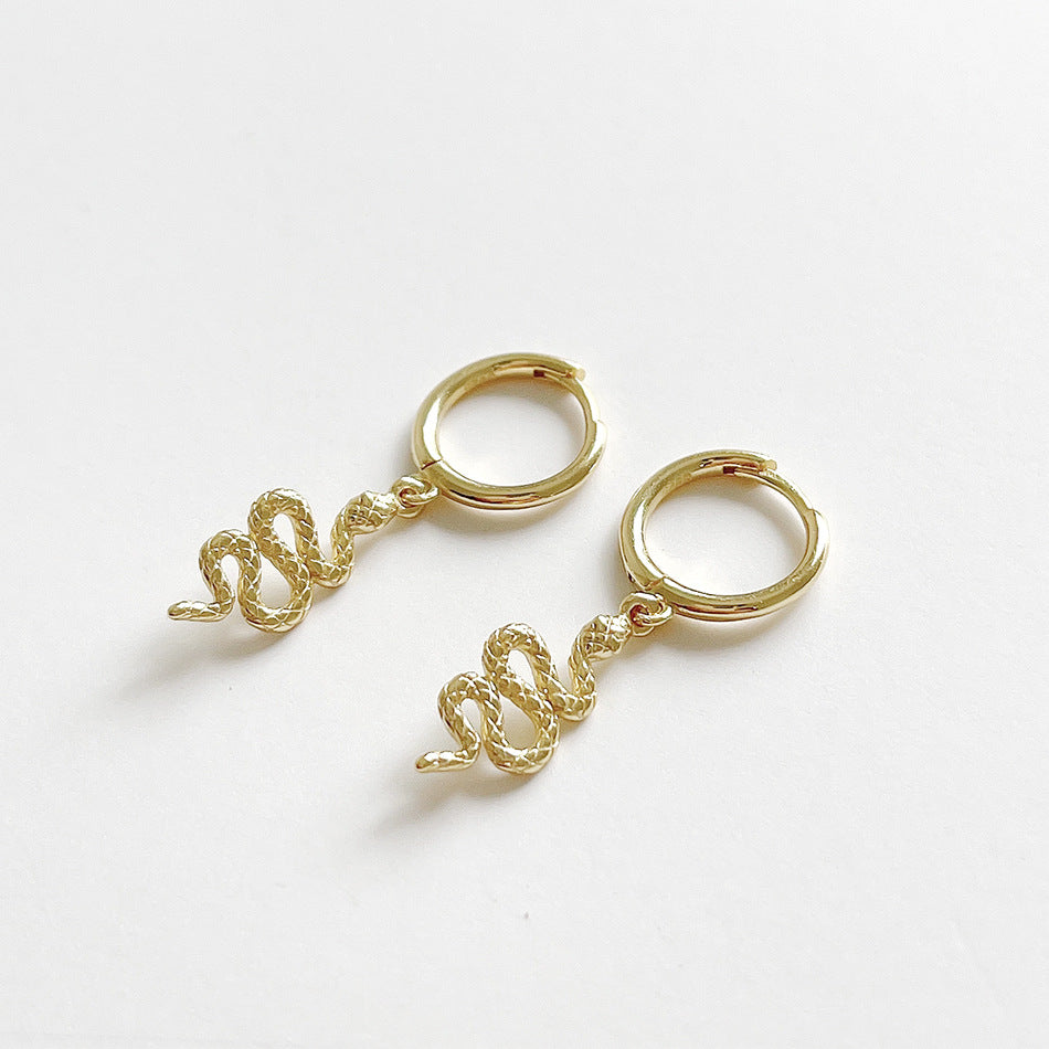 Pendientes colgantes minimalistas bañados en oro con forma de serpiente de plata de ley S925 para mujer