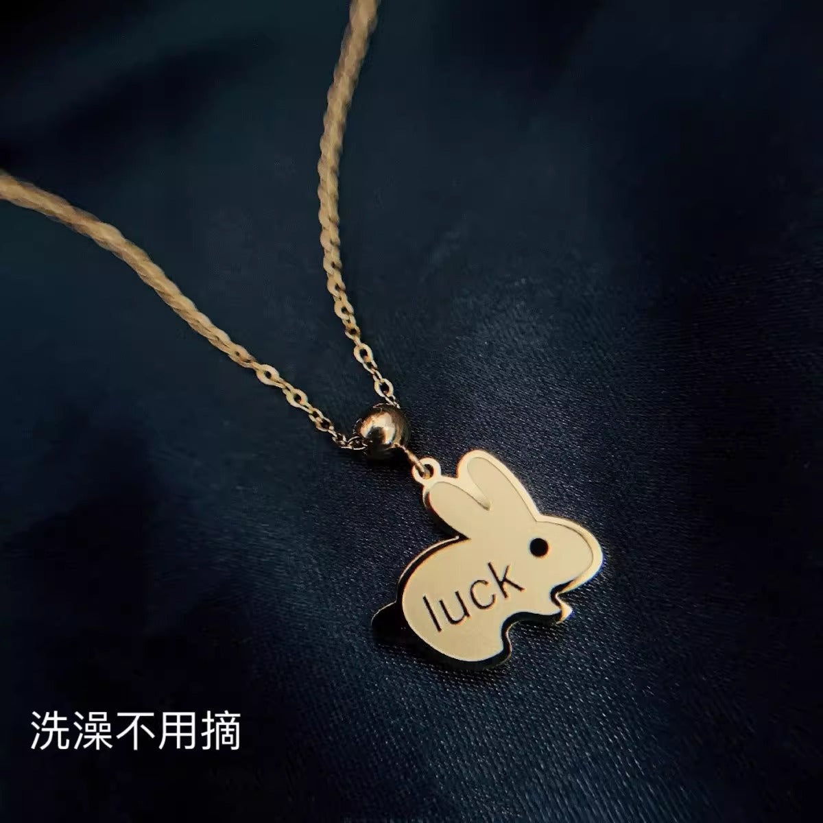Collana con ciondolo coniglietto portafortuna minimalista in acciaio al titanio placcato oro per donna e uomo
