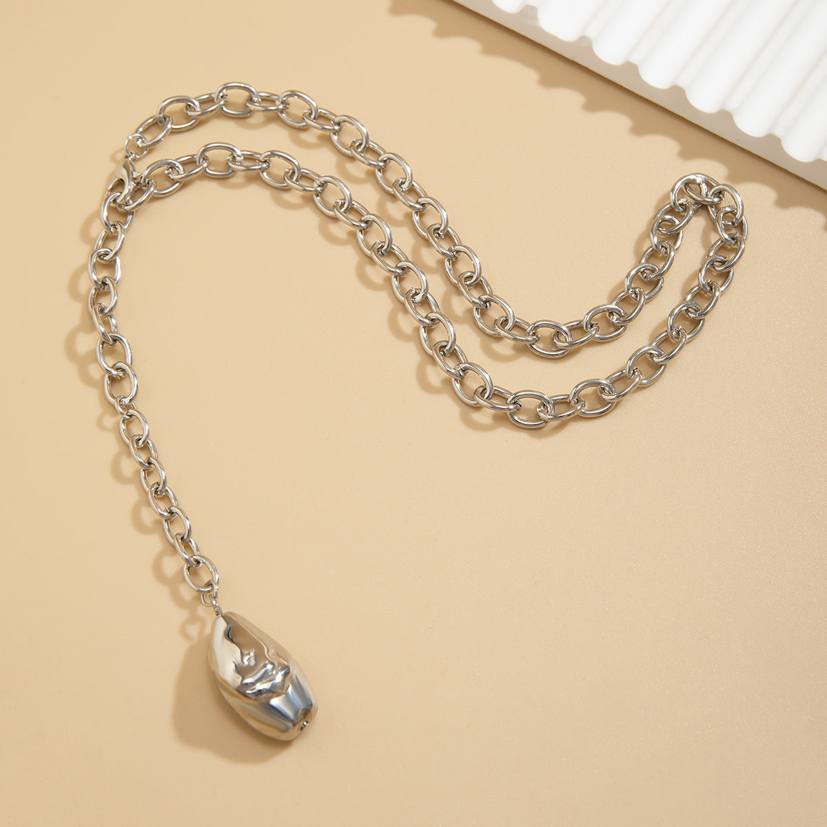 Collar vintage de cuentas irregulares doradas con colgante de forma geométrica y acabado chapado en cadena sencilla para mujer