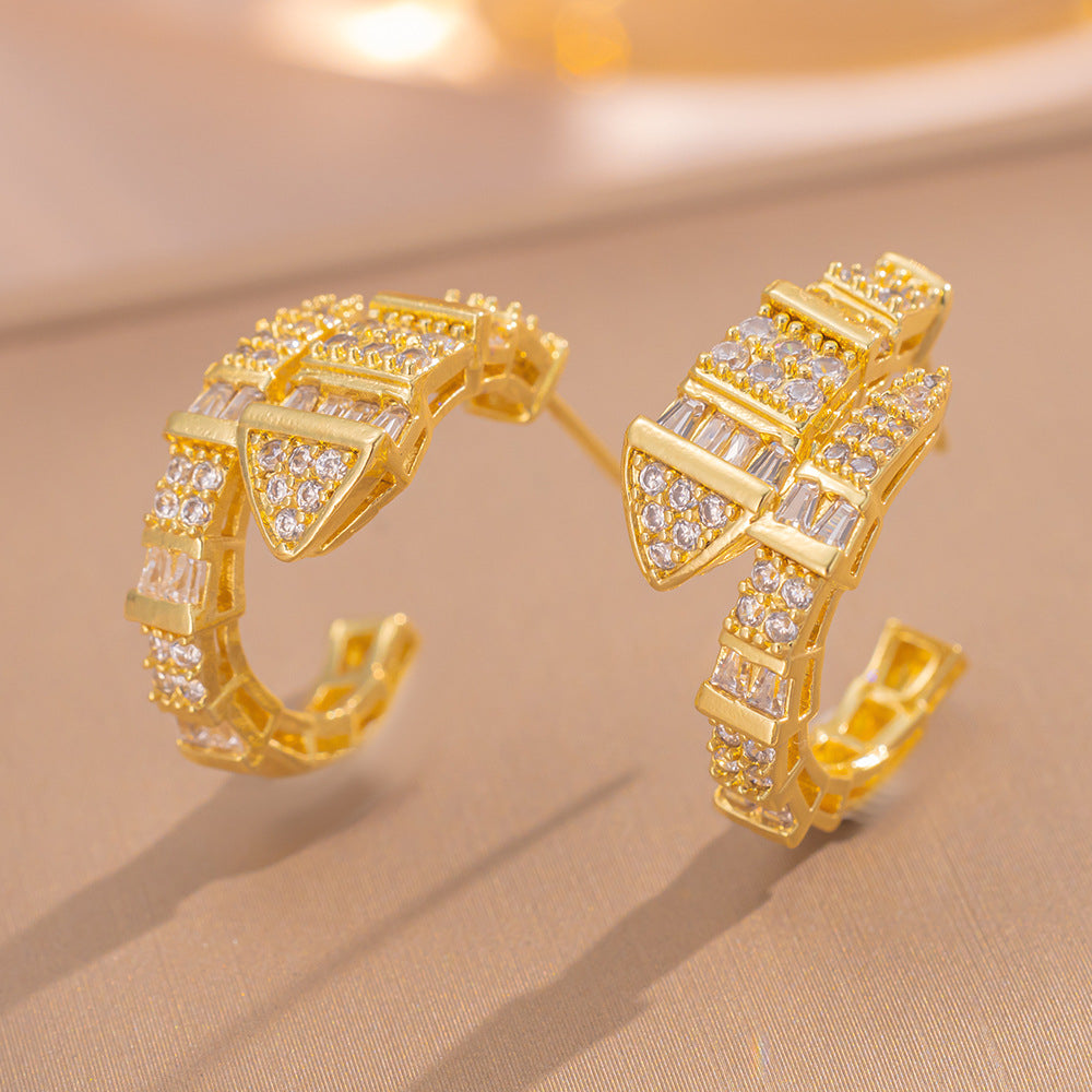 Orecchini a perno Saturno minimalisti color oro in ottone con zirconi per donna