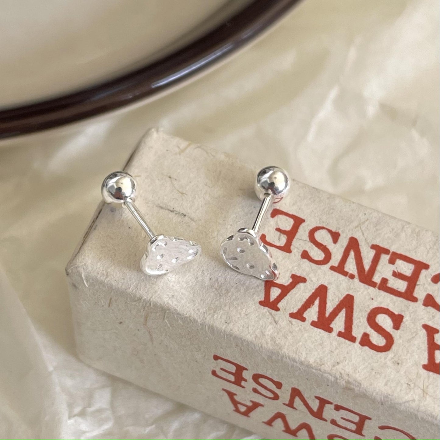 Pendientes de rosca minimalistas con forma de oso de plata de ley 925 para mujer con detalle geométrico
