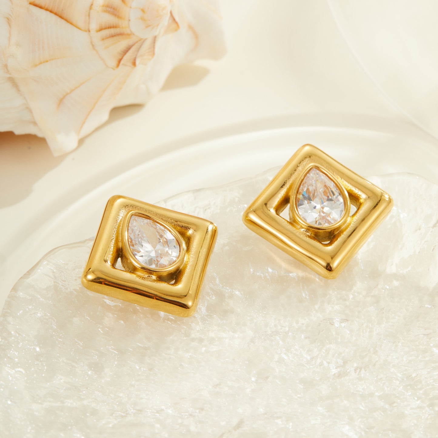 Orecchini a perno geometrici alla moda in acciaio inossidabile con placcatura in oro 18 carati e intarsio a goccia di zircone da donna