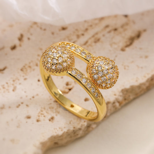 Anillo Abierto Geométrico Minimalista para Mujer Hecho de Latón con Baño de Oro Real y Acentos de Zirconia Micro-Pavé
