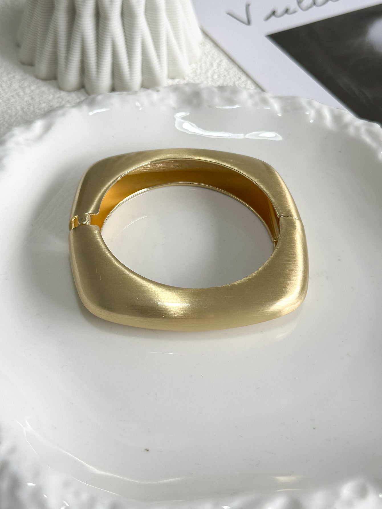 Bracciale rigido minimalista geometrico in lega spazzolata opaca