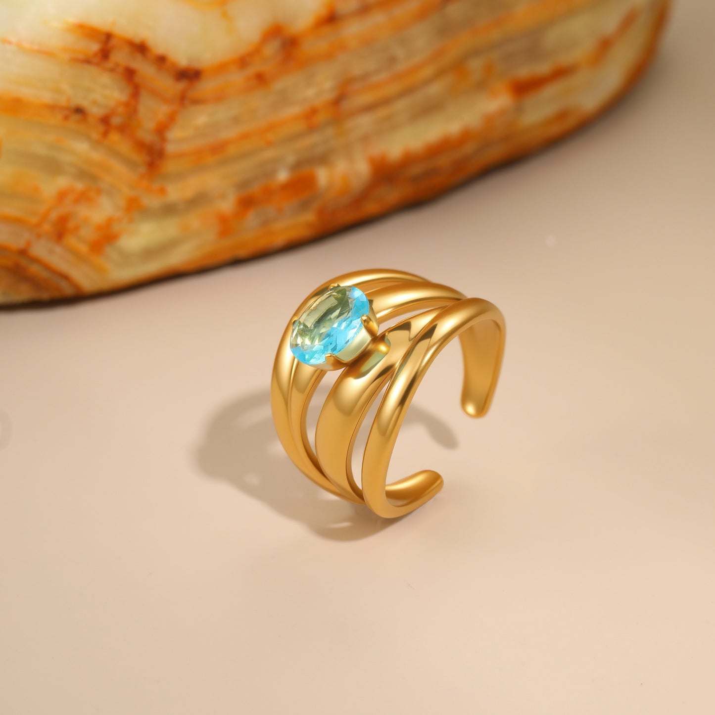 Anillo minimalista de acero inoxidable hueco geométrico con incrustaciones de circonita azul y baño de oro de 18 quilates para mujer
