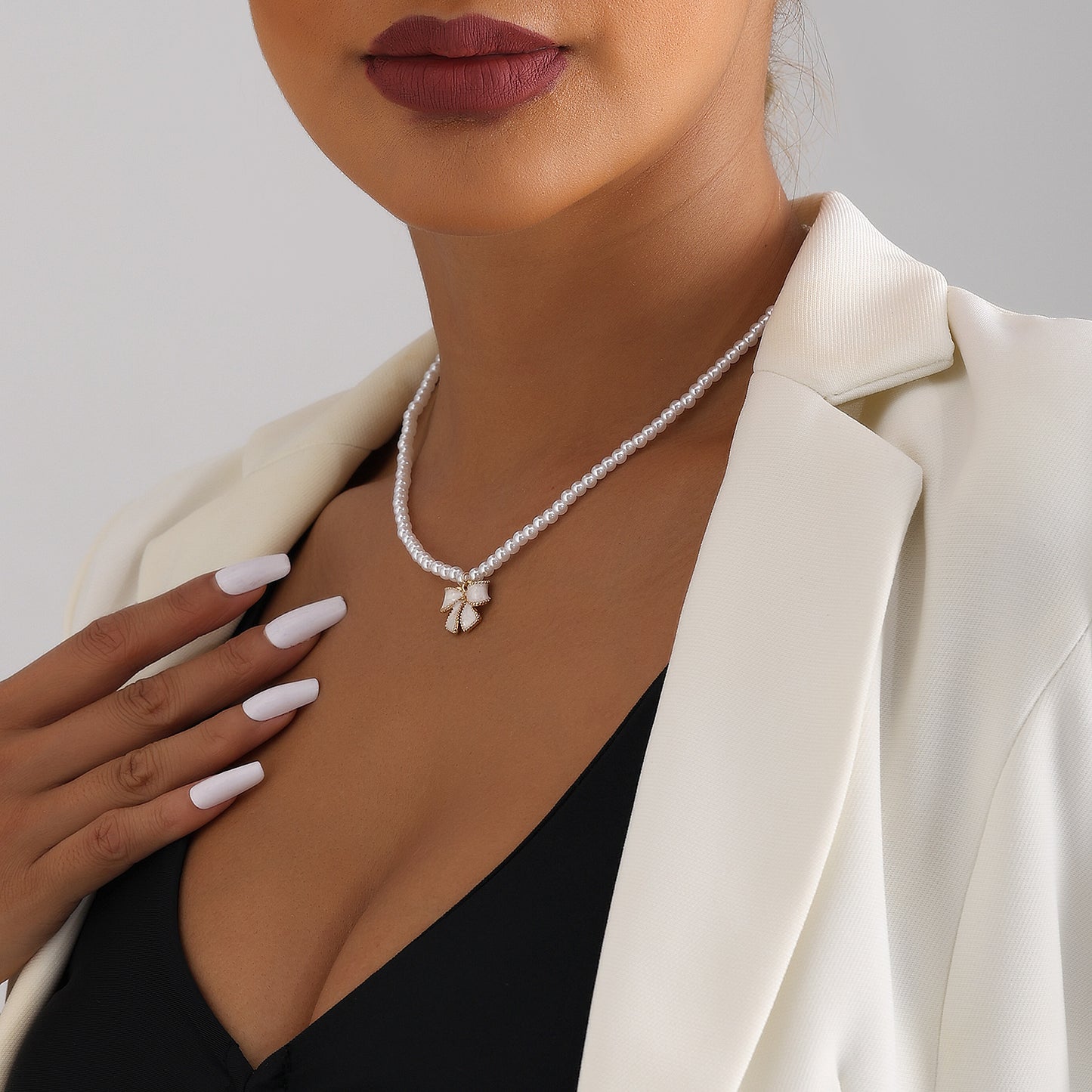 Elegant French-Inspired Bow Knot Clavicle Necklace for Women with Simulated Pearl Pendant and Gold-Plated Alloy Hardware