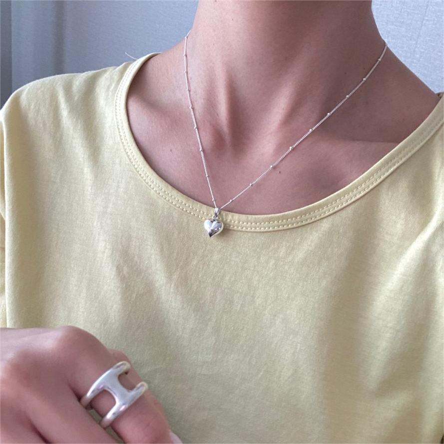 Collana Minimalista a Cuore Tonalità Fredde con Perline in Argento Sterling 925 e Catena a Maglie Irregolari