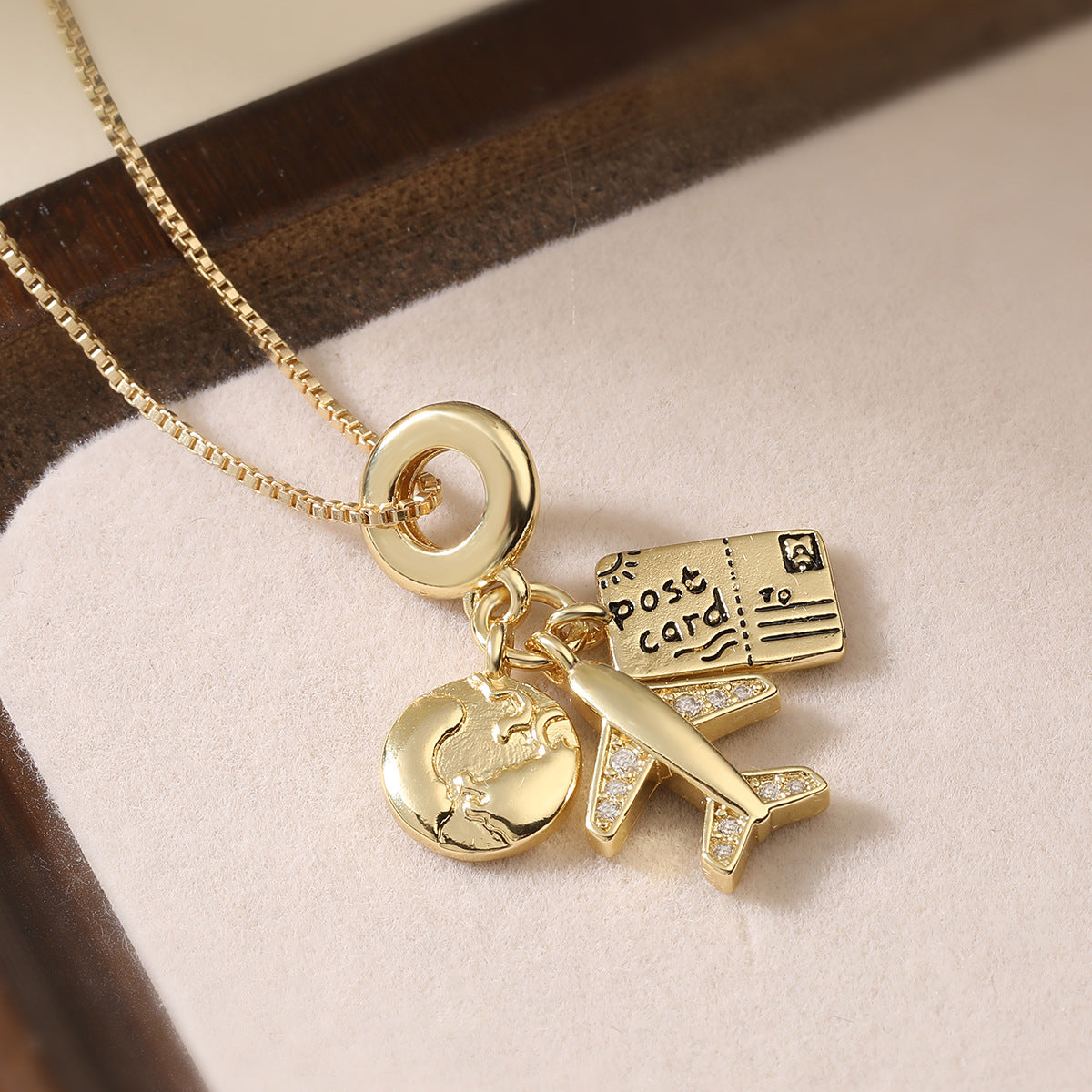 Collana Pendente Geometrica Minimalista a Forma di Aeroplano in Rame con Placcatura in Oro 18K e Dettagli in Zircone per uno Styling Versatile sulla Clavicola