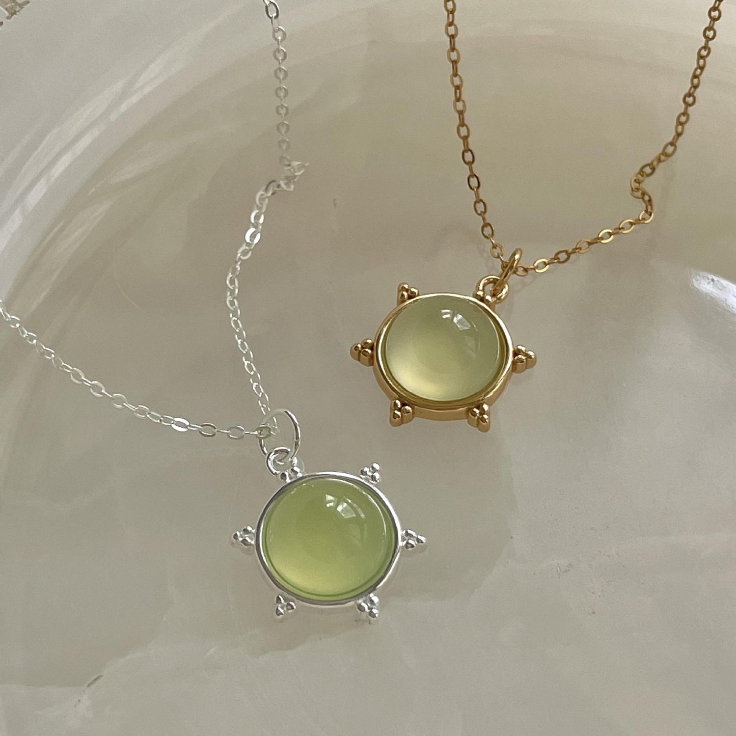 Collar minimalista geométrico en forma de corazón de plata de ley 925 con incrustaciones de cristal verde claro y acabado galvanizado