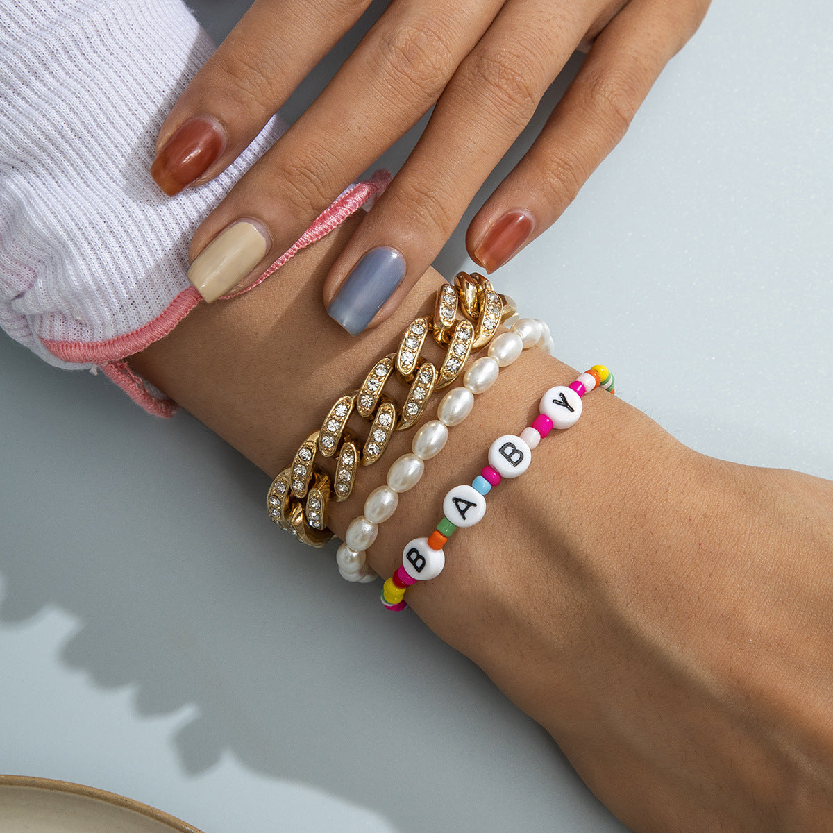 Set di bracciali da donna personalizzati con lettera geometrica, perle finte e catena a maglie cubane con zirconi incastonati