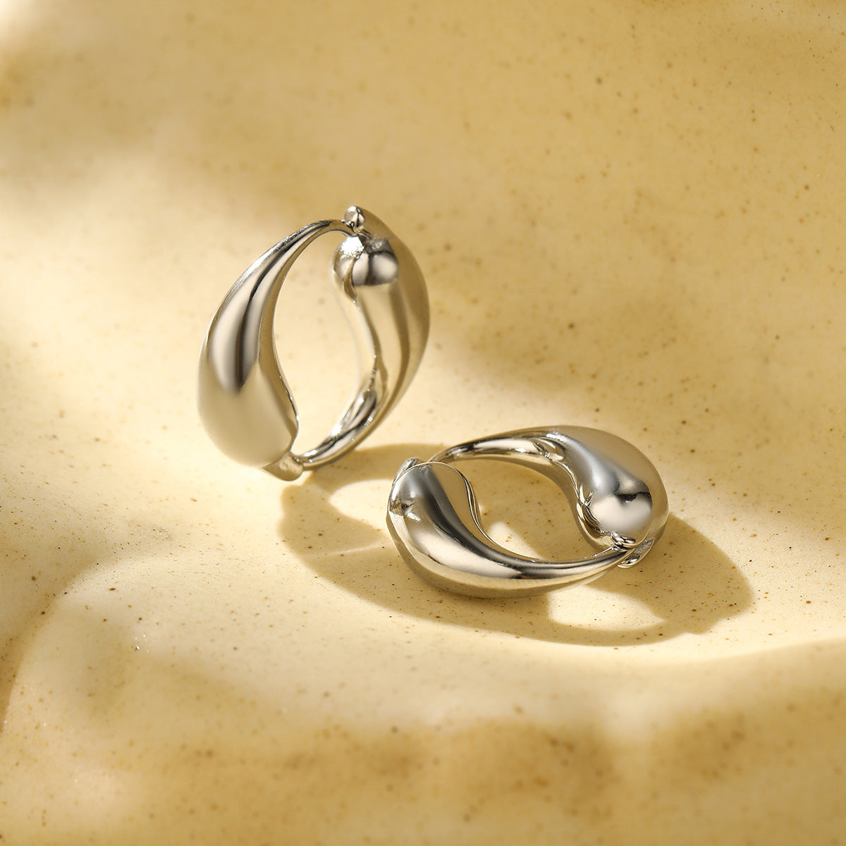 Pendientes de aro minimalistas de acero inoxidable con forma de gota de agua para mujer con acabado chapado en oro