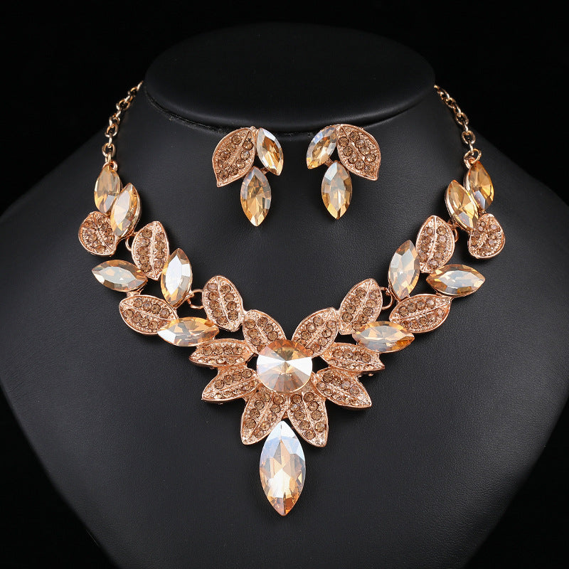 Set di collana in lega vintage esagerata con motivo floreale, pendente a tulipano e petalo, galvanizzato per donne, include orecchini abbinati