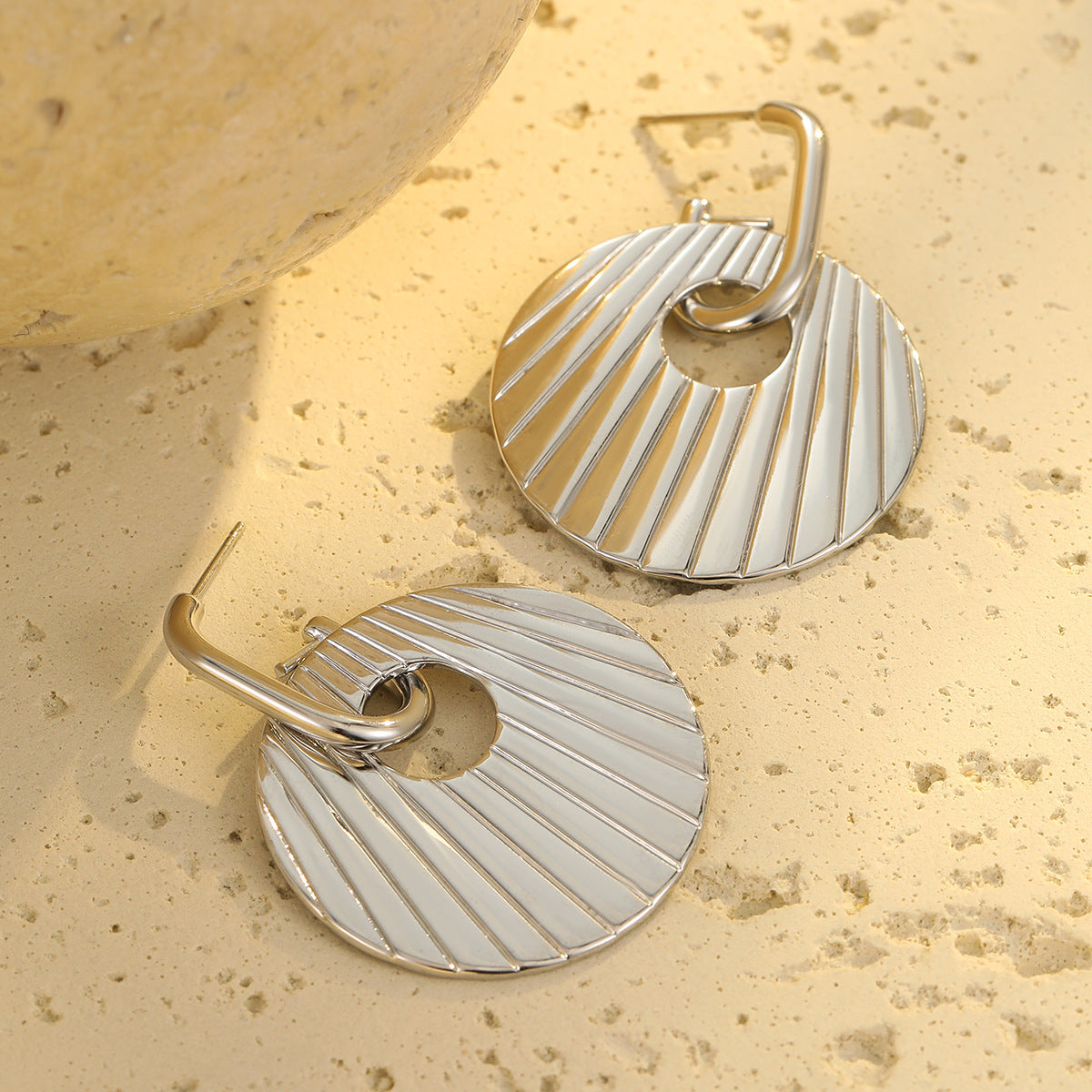 Pendientes geométricos circulares minimalistas de acero inoxidable brillante para mujer con acabado chapado