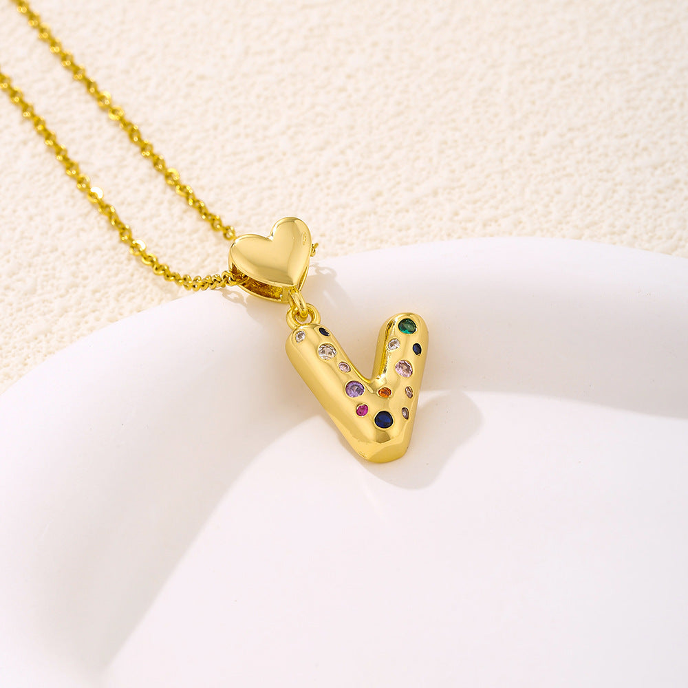 Elegante collana con ciondolo a lettera e cuore da donna in acciaio inossidabile con catena a maglie e dettagli a micro-pavé