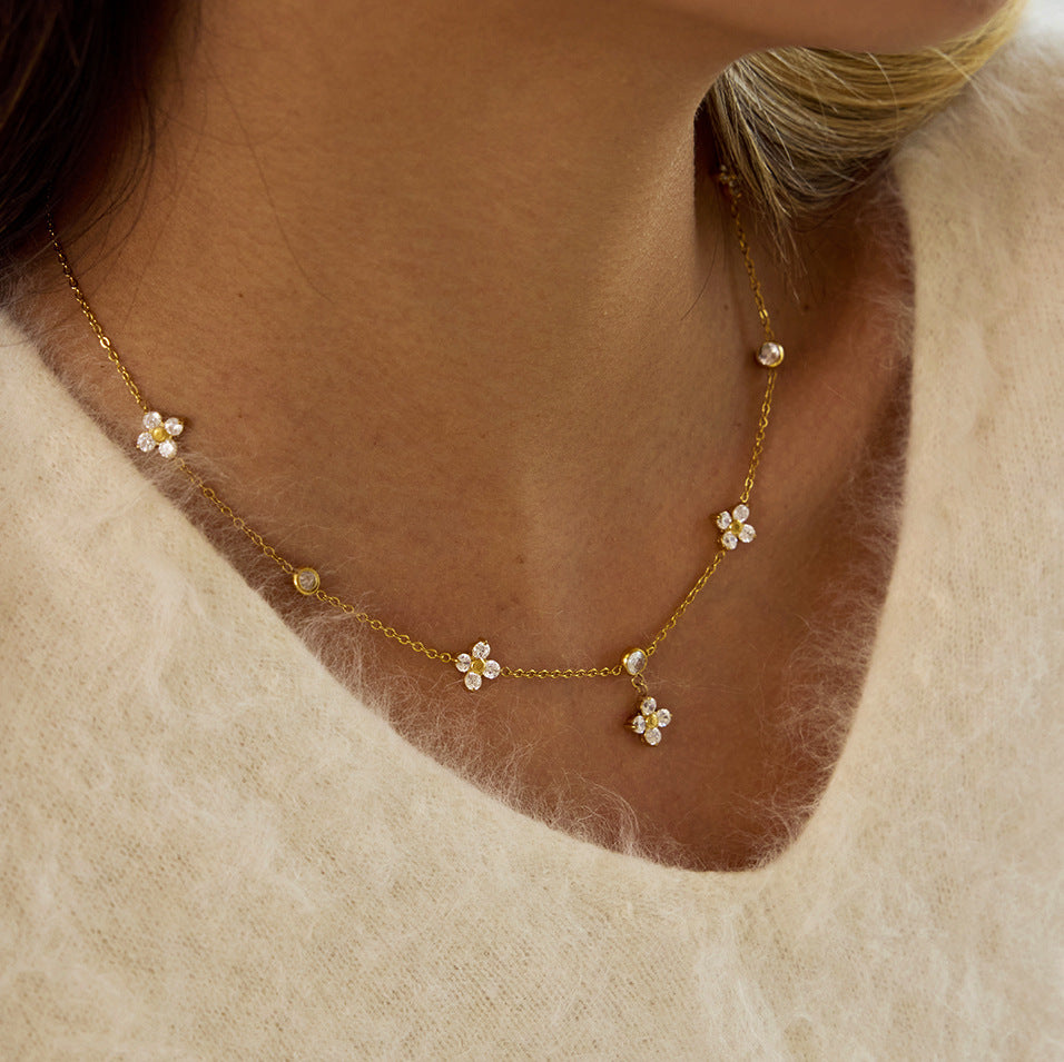 Collana da Donna Minimalista Geometrica a Trifoglio in Acciaio al Titanio Placcato Oro 18K PVD