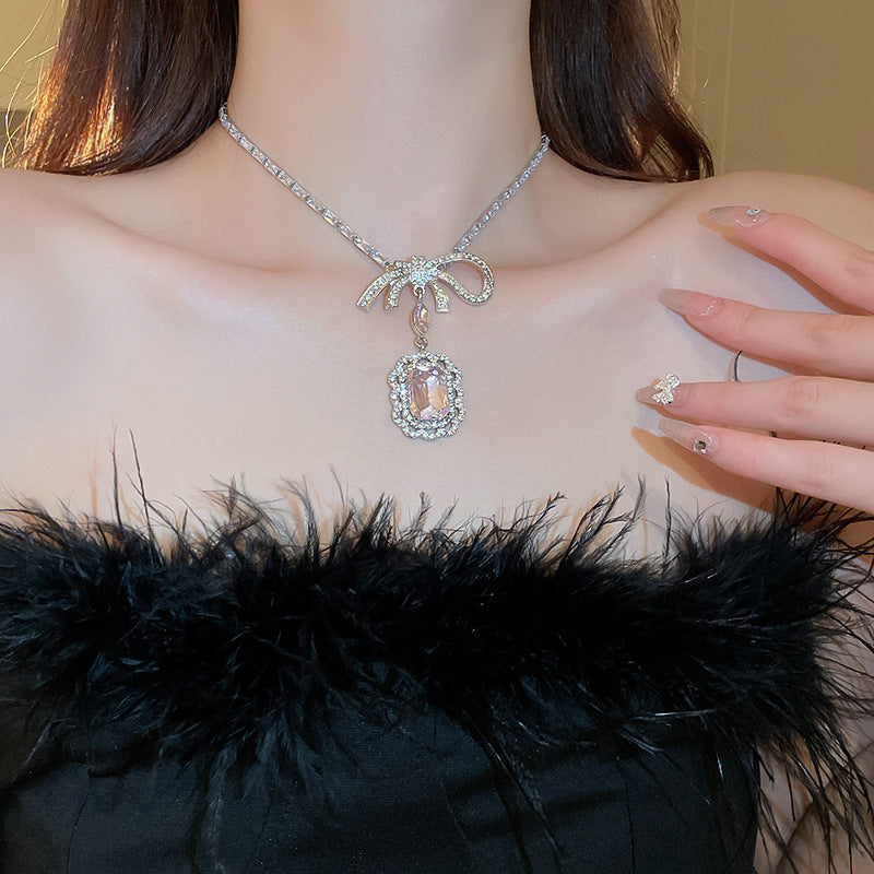 Elegante collar con colgante de lazo de diamantes de imitación y detalles de nácar perlado para mujer — Delicada cadena para clavícula en estilo de lujo minimalista y a la moda