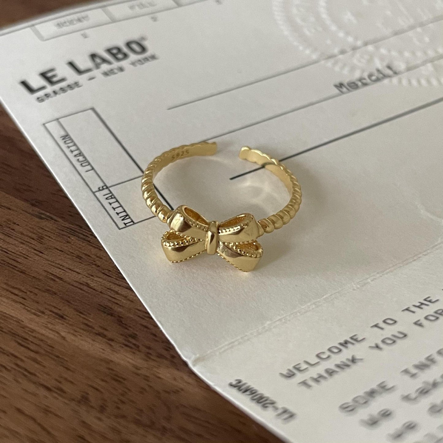 Anillo minimalista de plata de ley 925 con forma de lazo para mujer con incrustaciones de plata y diseño dulce y fresco