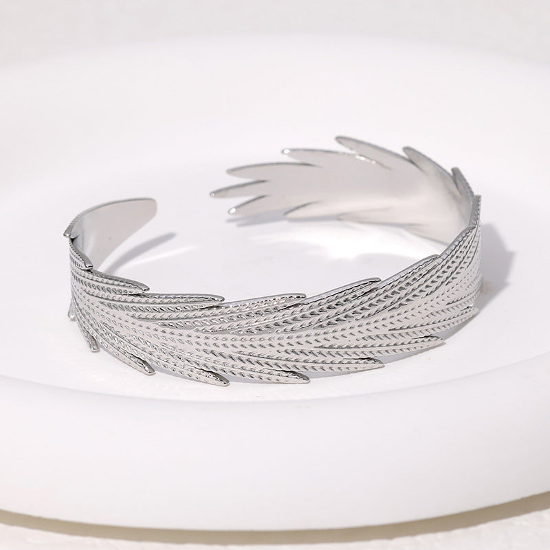 Pulsera de acero inoxidable con forma de pluma minimalista y acabado chapado para mujer