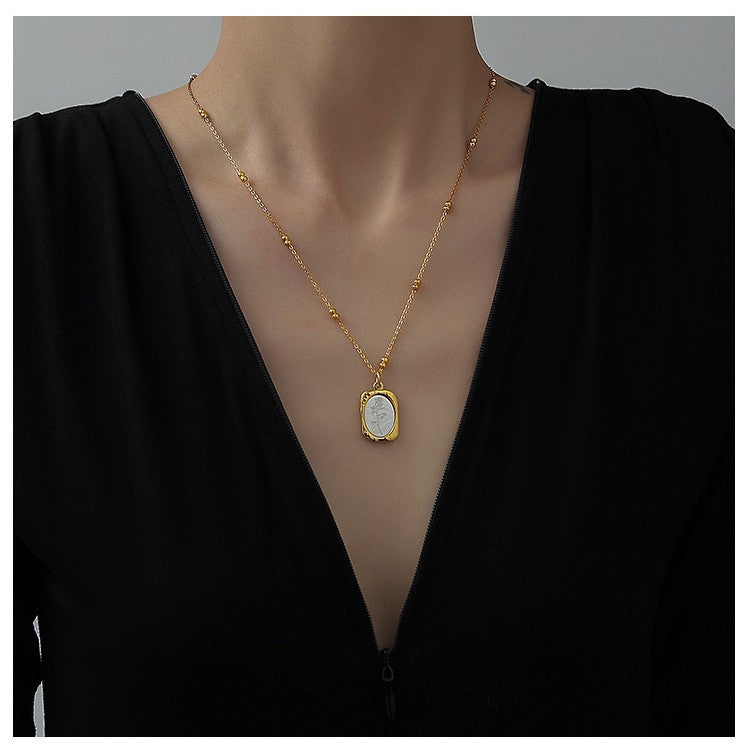 Collana Pendente Rosa Vintage Minimalista in Acciaio al Titanio con Finitura a Specchio e Placcatura in Oro, Unisex
