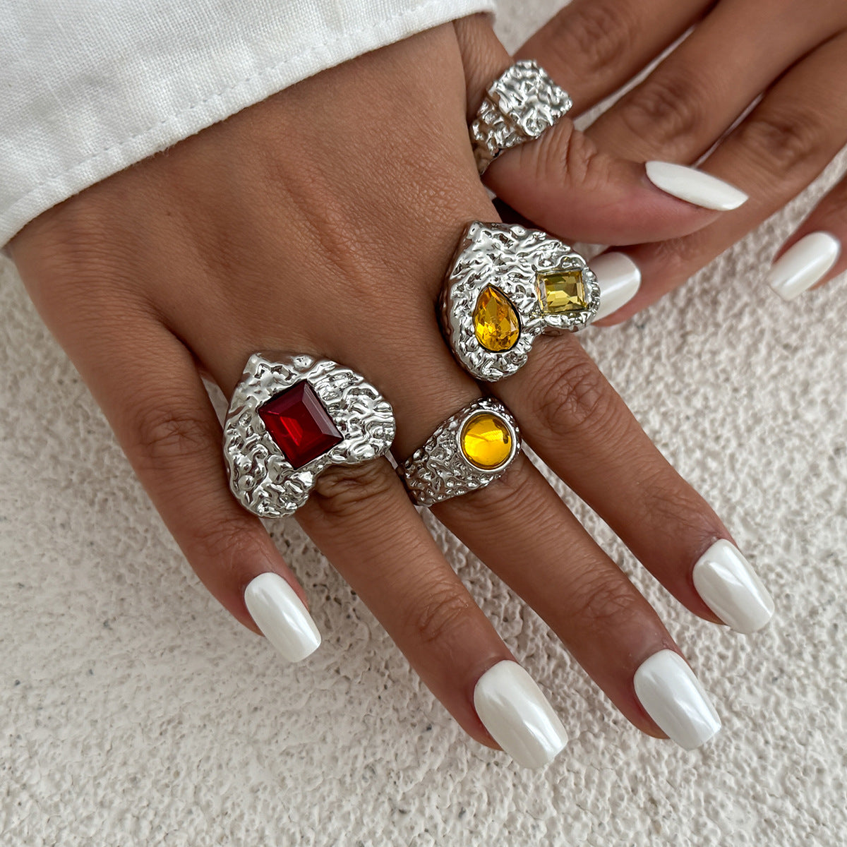 Anello Minimalista a Cuore in Lega con Strass Micro-Pavé da Donna, Design dalla Texture Irregolare