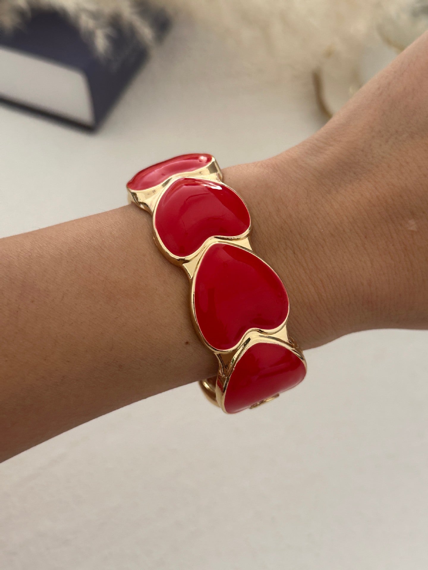 Bracciale in lega geometrico con smalto rosso lussuoso ed elegante