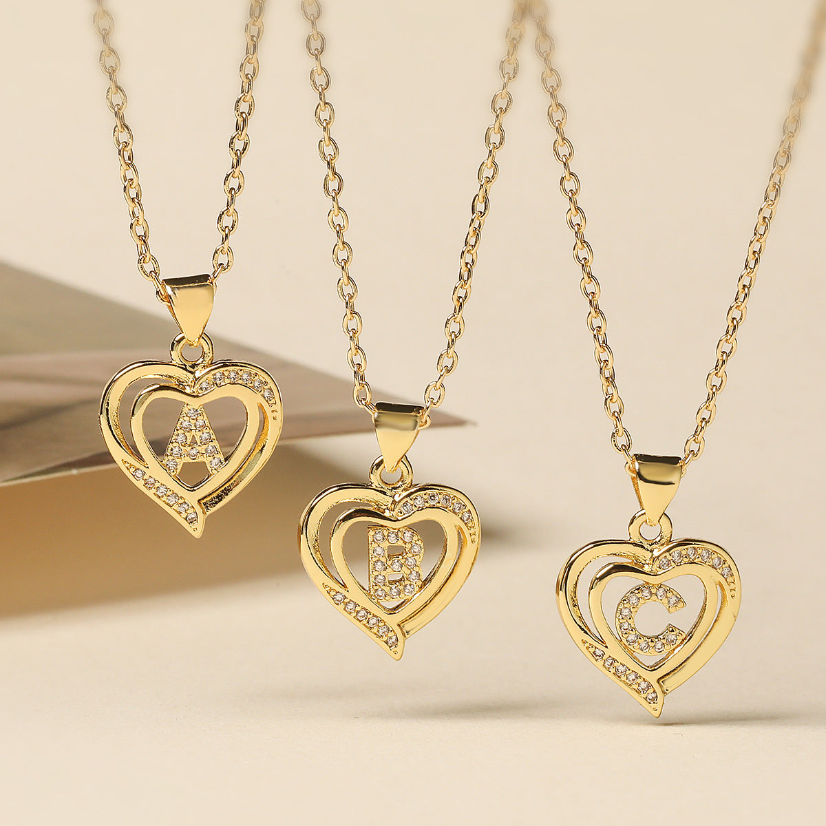 Collana con Pendente Minimalista in Rame, Placcatura in Oro 18K e Dettagli in Zircone a Forma di Cuore e Lettera per Donne