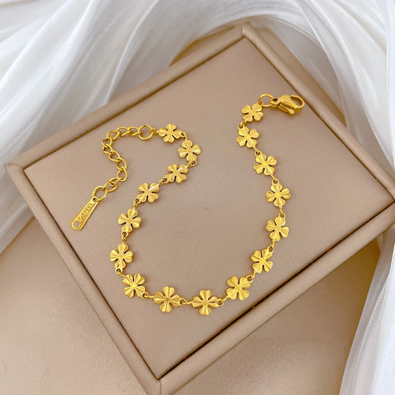 Minimalist Lucky Clover Bracelet for Women in Titanium Steel with Gold Plating and Wavy Texture