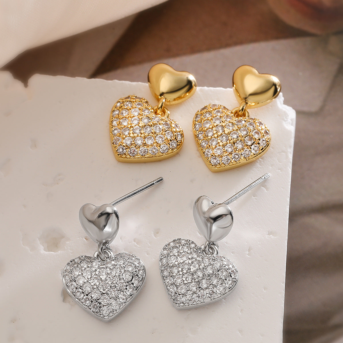 Orecchini vintage minimalisti a forma di cuore in rame placcati oro con zirconi micro-pavé da donna