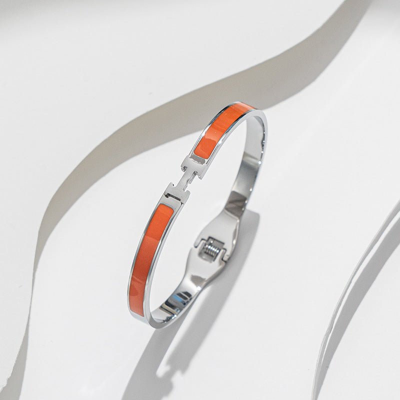Bracciale Minimalista in Acciaio Inossidabile da Donna con Placcatura in Acciaio al Titanio e Intarsio di Strass a Forma Geometrica Ovale