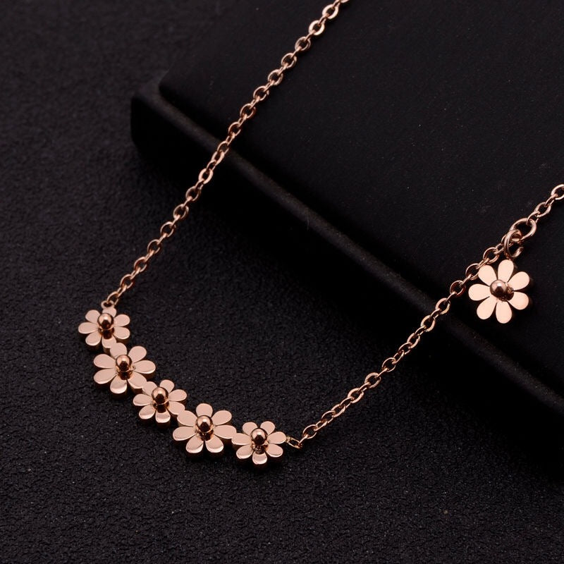 Minimalist Daisy Pendant Necklace for Women in Titanium Steel with Plated Finish and O-Chain