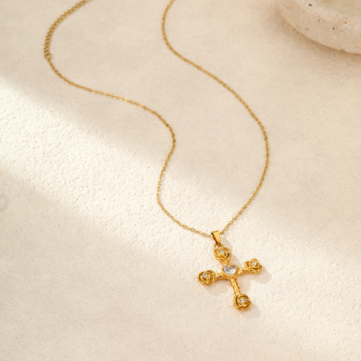 Collar con colgante de cruz de rosa de acero inoxidable chapado en oro de 18 quilates vintage para mujer