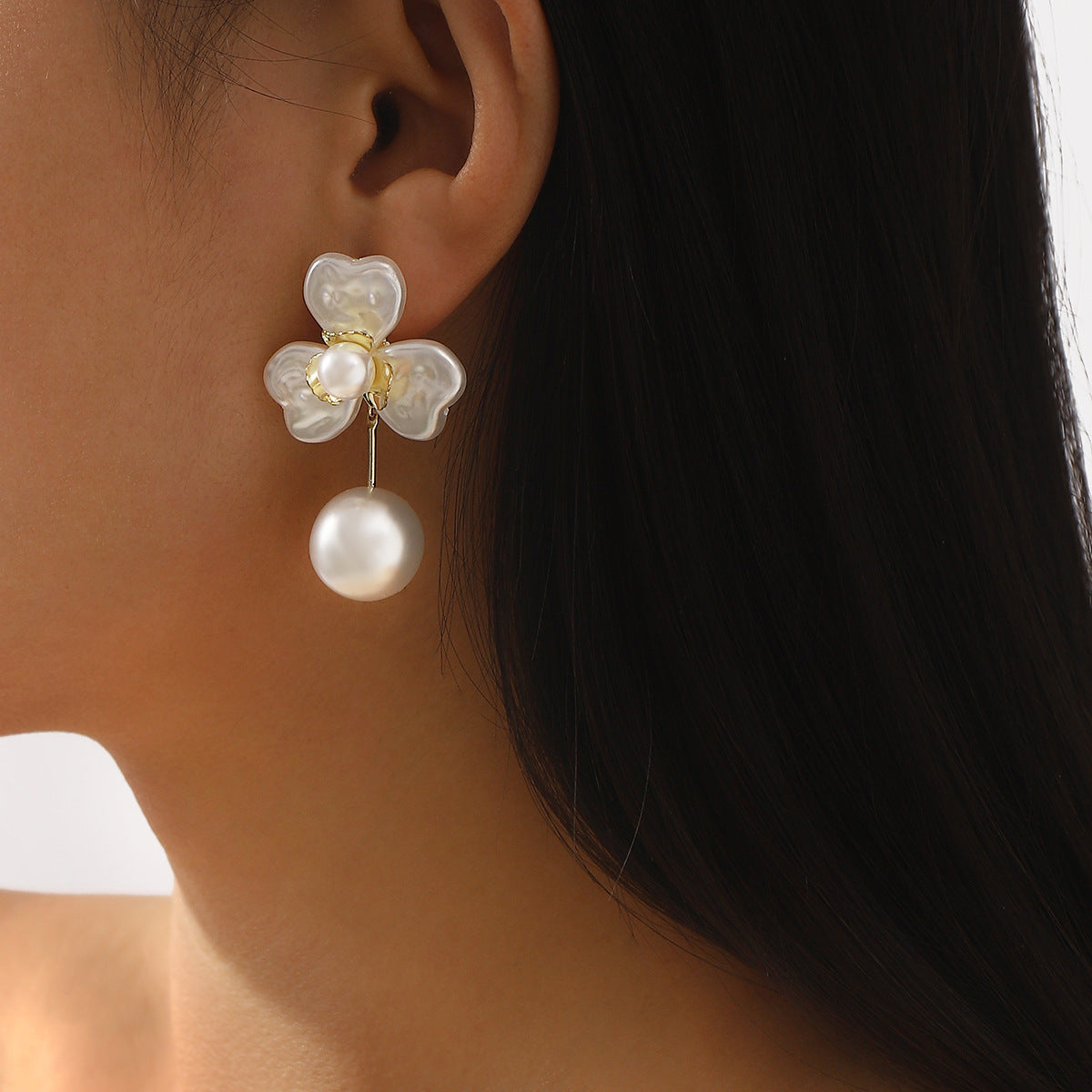 Pendientes de aleación con diseño floral elegante y detalles de perlas para mujer, acabado chapado, joyería de uso diario moderna y versátil