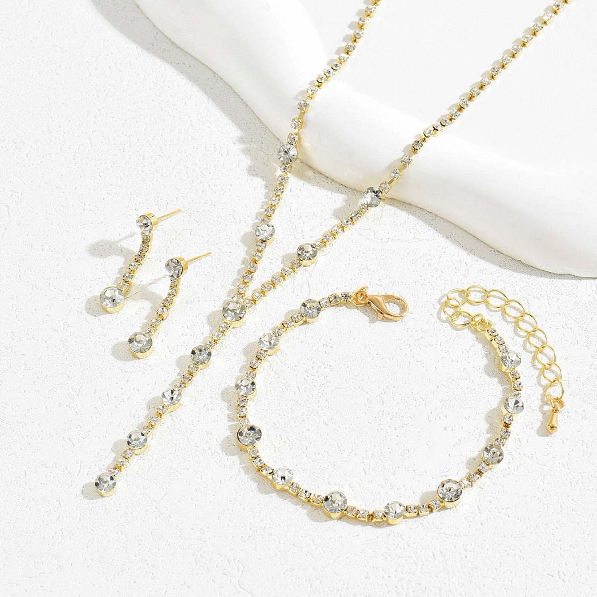 Set di collane con ciondolo geometrico minimalista da donna con catena in rame e intarsio in zircone