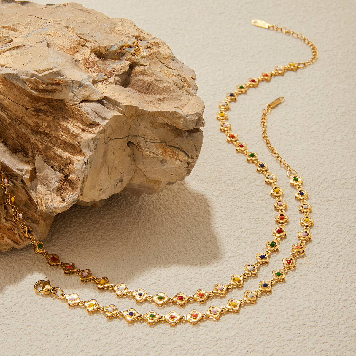 Set di Collana e Bracciale in Acciaio al Titanio con Finitura Placcata a Motivo Floreale da Donna